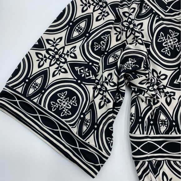 Yvos Black and White Graphic Print with Bell Sleeves- Large - Picture 7 of 7